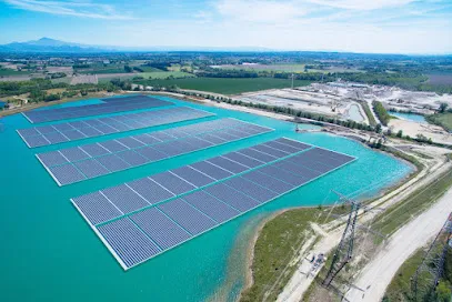 Image de centrale photovoltaïque flottante de Piolenc